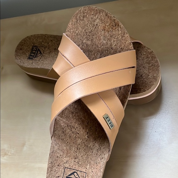 Reef Tan Sandals with Criss-Cross Straps and Platform Sole - Picture 3 of 3